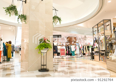 在百貨公司購物 91292764