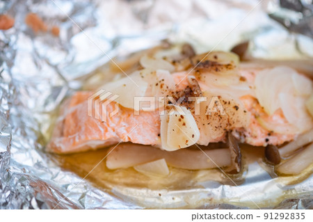 鋁箔烤鮭魚（烹調後） 照片素材 91292835