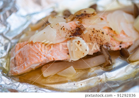 鋁箔烤鮭魚（烹調後） 照片素材 91292836