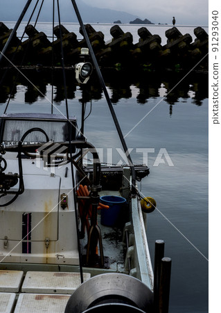 Morning fishing port 91293040