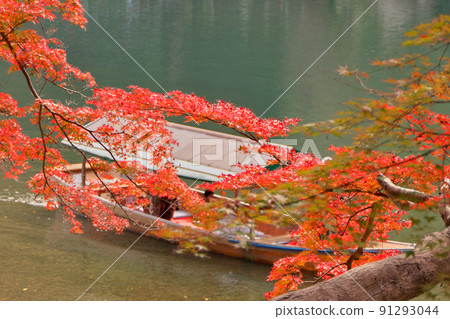 桂川兩岸的楓樹旁,一艘船屋穿過保津川 桂川兩岸的楓樹旁,一艘船屋穿過保津川 91293044