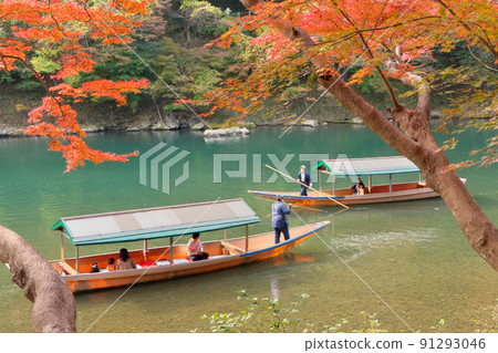 船屋穿過保津川,到達桂川兩岸染紅的楓樹。 船屋穿過保津川,到達桂川兩岸染紅的楓樹。 91293046
