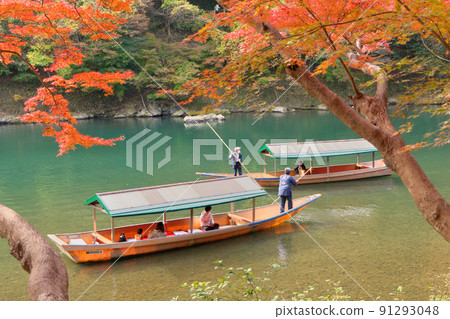 船屋穿過保津川,到達桂川兩岸染紅的楓樹。 船屋穿過保津川,到達桂川兩岸染紅的楓樹。 91293048