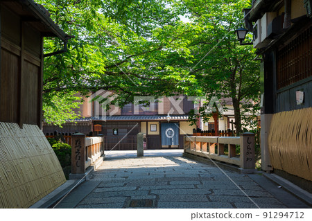京都祗園白川立橋和新鮮的綠色 91294712