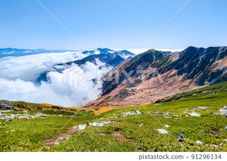 Autumn Kisokomadake trekking (view of Mt. Utsugi and Senjojiki curl from the ridgeline of Mt. Ina Maedake) 91296134