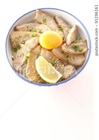 一個用切檸檬和蛋黃的豬肉碗和一個烤肉碗的鳥瞰圖 一個用切檸檬和蛋黃的豬肉碗和一個烤肉碗的鳥瞰圖 91296161