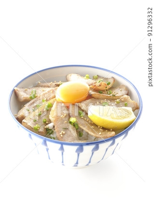 帶切檸檬和蛋黃的豬肉托羅碗，在白色背景上拍攝的烤肉碗 91296332