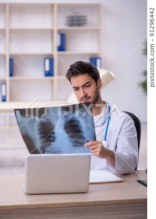 Young male doctor radiologist working in the clinic 91296442