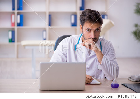 Young male doctor working in the clinic 91296475