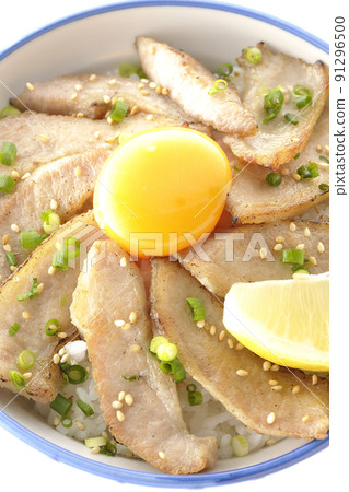 鳥瞰白色背景上切檸檬和蛋黃的豬肉碗和烤肉碗 91296500
