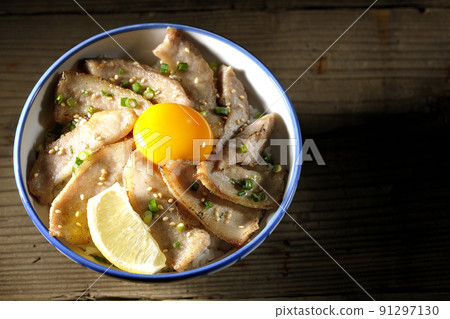 一個用切檸檬和蛋黃的豬肉碗和一個烤肉碗的鳥瞰圖 91297130