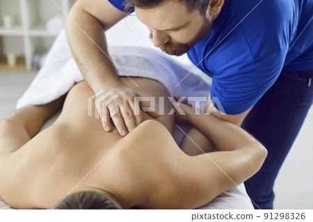 Male physiotherapist massage client in wellness studio 91298326