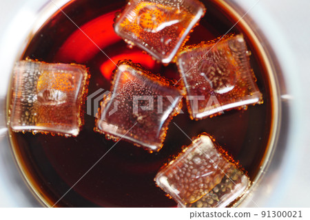 ice dropping in cold drinks glass  91300021