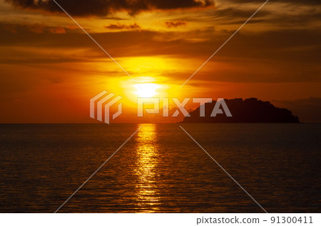 Beautiful sunset at Tanjung Aru Beach, Kota Kinabalu, Sabah, Borneo, Malaysia. 91300411