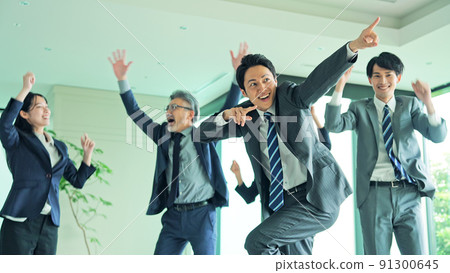 一個在辦公室跳舞的商業團體 91300645