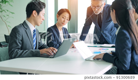 Business groups of a wide range of generations to meet 91300689