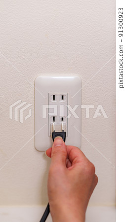 Insert and remove the outlet [Image of power saving] 91300923