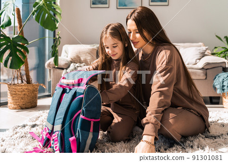 Mom and daughter are preparing schoolbag 91301081