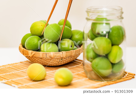 Making plum wine, plum work [early summer tradition] 91301309