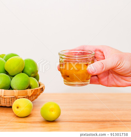 Umeshu Umeshu [Alcohol popular with women] 91301738