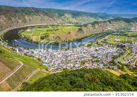 View of the Mosel loop near the village of Bremm 91302154