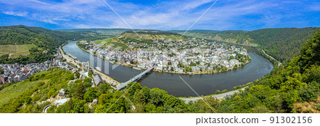 View of the Mosel river with the wine village of Traben-Trarbach 91302156