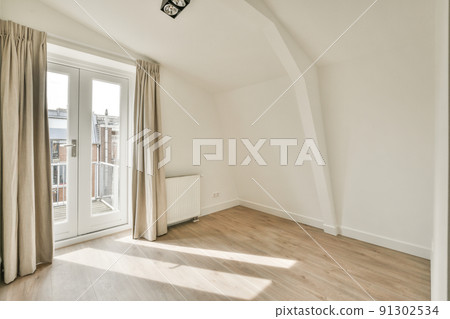 Plastic window and radiator on white wall in empty light room at home 91302534