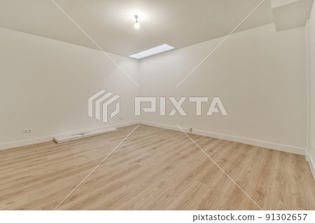 A cozy and spacious empty room in a luxury house A cozy and spacious empty room in a luxury house 91302657