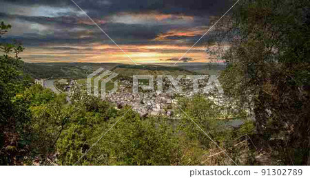 View of the Mosel river with the wine village of Traben-Trarbach 91302789