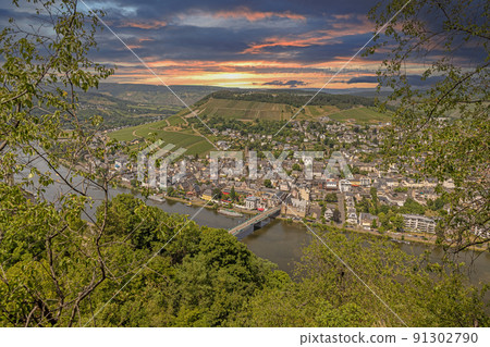 View of the Mosel river with the wine village of Traben-Trarbach 91302790