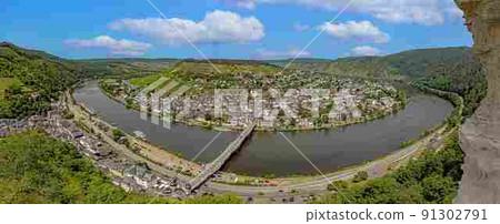 View of the Mosel river with the wine village of Traben-Trarbach 91302791