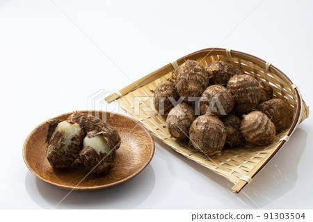 白色背景濾鍋上的芋頭 91303504
