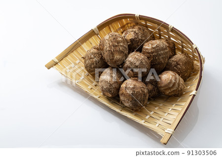 白色背景濾鍋上的芋頭 91303506