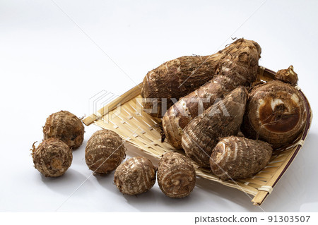 白色背景濾鍋上的芋頭 91303507