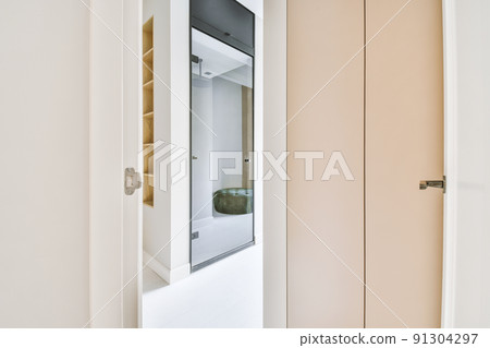 Interior of a spacious room in a luxury house 91304297