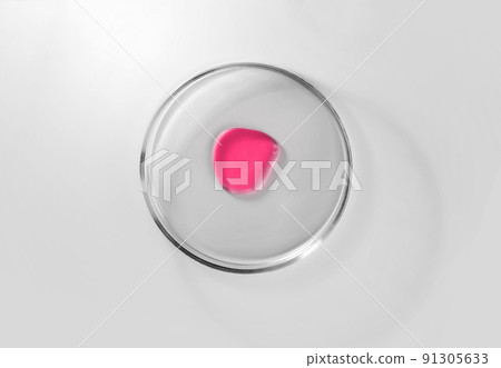 Laboratory glass petri dish with drop of pink serum, oil, beauty product. Natural medicine, cosmetic research, bio science. Concept of skincare and analysis. Dermatology. Flat lay, top view Laboratory glass petri dish with drop of pink serum, oil, beauty product. Natural medicine, cosmetic research, bio science. Concept of skincare and analysis. Dermatology. Flat lay, top view 91305633