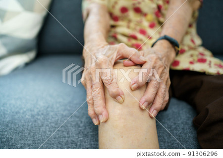 Asian elder woman having a critical health problem at knee and bone joint, woman touching or holding at knee. Elder woman getting hurt and injured at her leg. Asian elder woman having a critical health problem at knee and bone joint, woman touching or holding at knee. Elder woman getting hurt and injured at her leg. 91306296