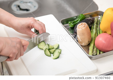 [黃瓜用三德刀切塊] 91307460