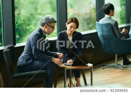 高級總裁兼秘書 91309495