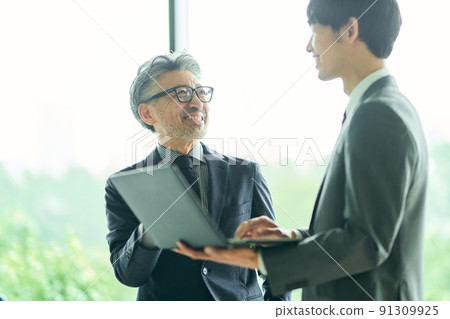 Management and employees talking to each other 91309925