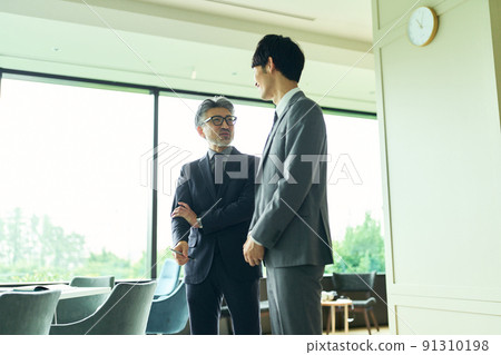 Management and employees talking to each other 91310198
