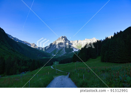 Alps Hiking 91312991