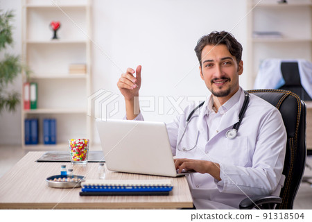 Young male doctor working in the clinic 91318504