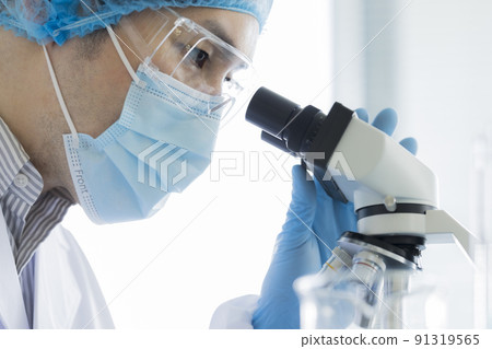 Researcher microscope 91319565