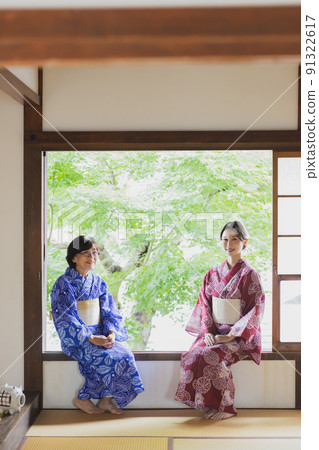 日式浴衣高級和年輕女性 91322617