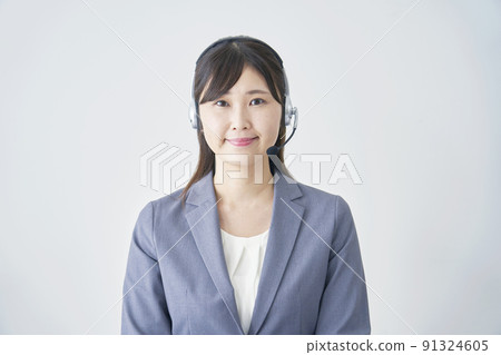 一位戴著耳機的女商人在白色背景上的肖像 91324605