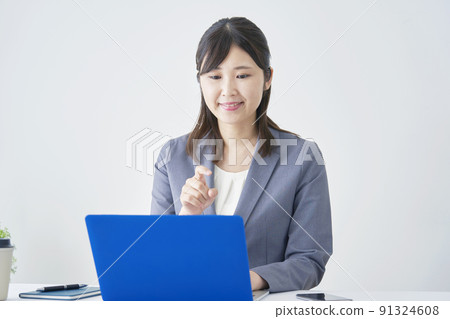 在辦公室使用筆記本電腦的女商人 91324608