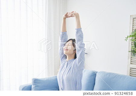 放鬆在客廳的婦女 91324658