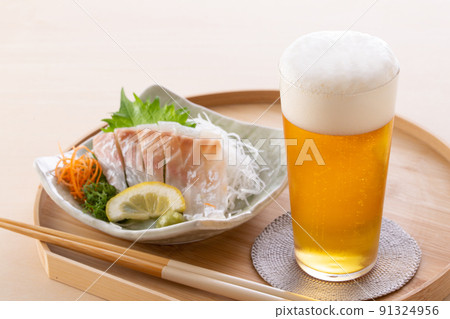 啤酒和鯛魚生魚片 啤酒和鯛魚生魚片 91324956