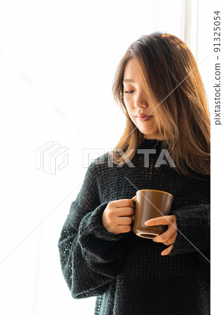 Female coffee cup 91325054